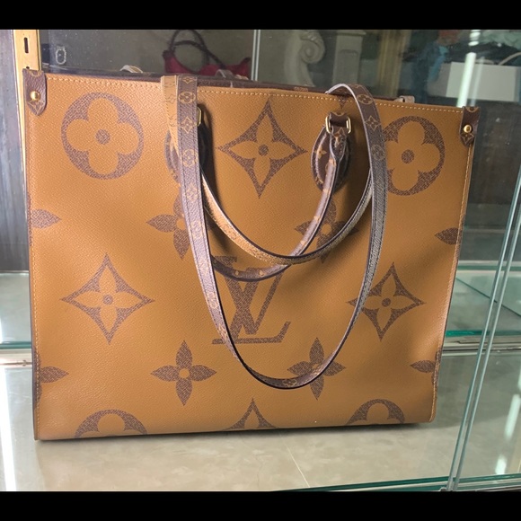 (SOLD) Auth LV Reverse Giant Monogram Onthego Tote - Picture 2 of 8